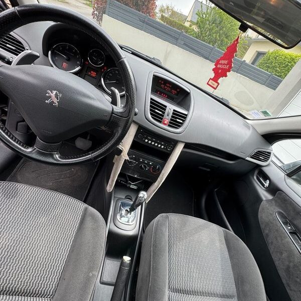 Vend 207 1;4l 16v 141282 KMS essence boite auto